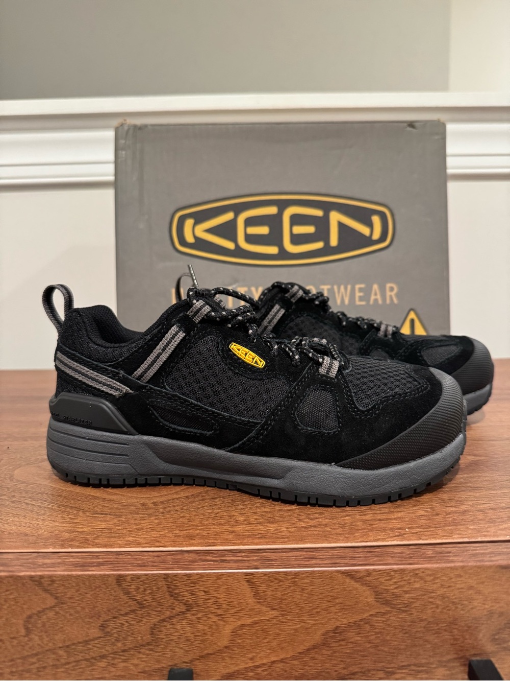 Keen women’s size 5 leather safety shoe with aluminum toe